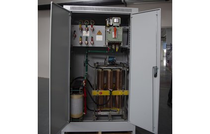 三相分調(diào)全自動補(bǔ)償式電力穩(wěn)壓器