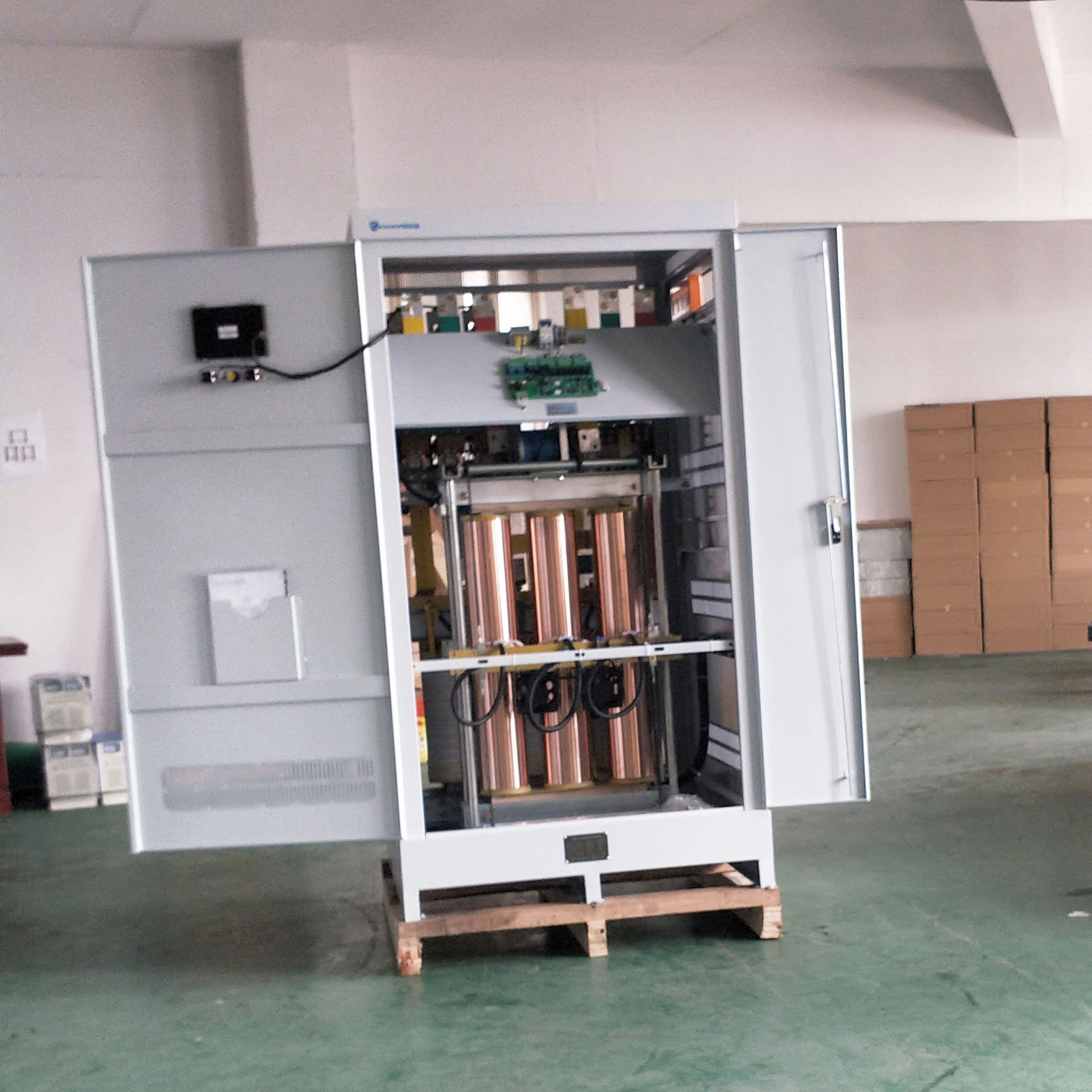 三相交流補(bǔ)償穩(wěn)壓器