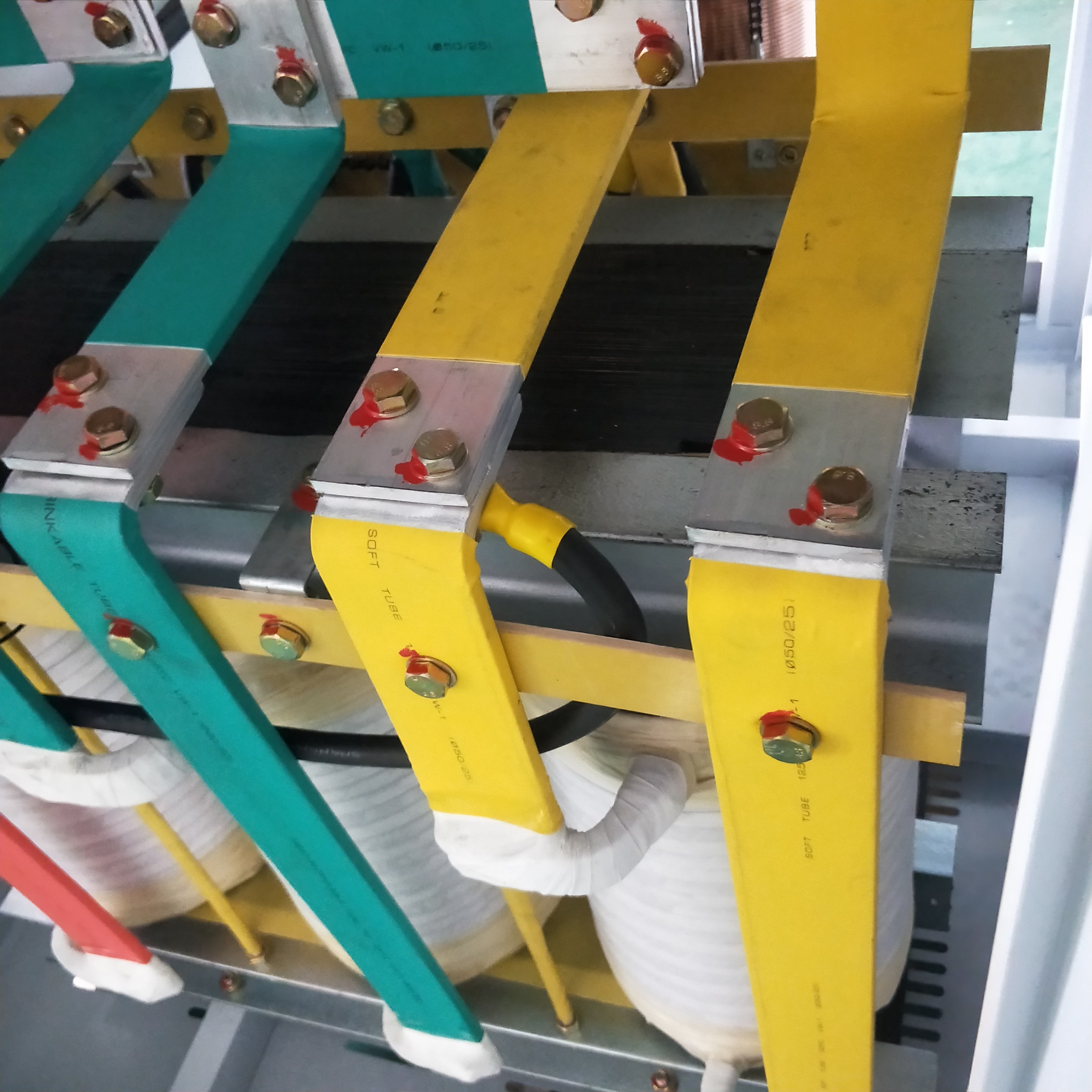 三相補(bǔ)償交流穩(wěn)壓電源